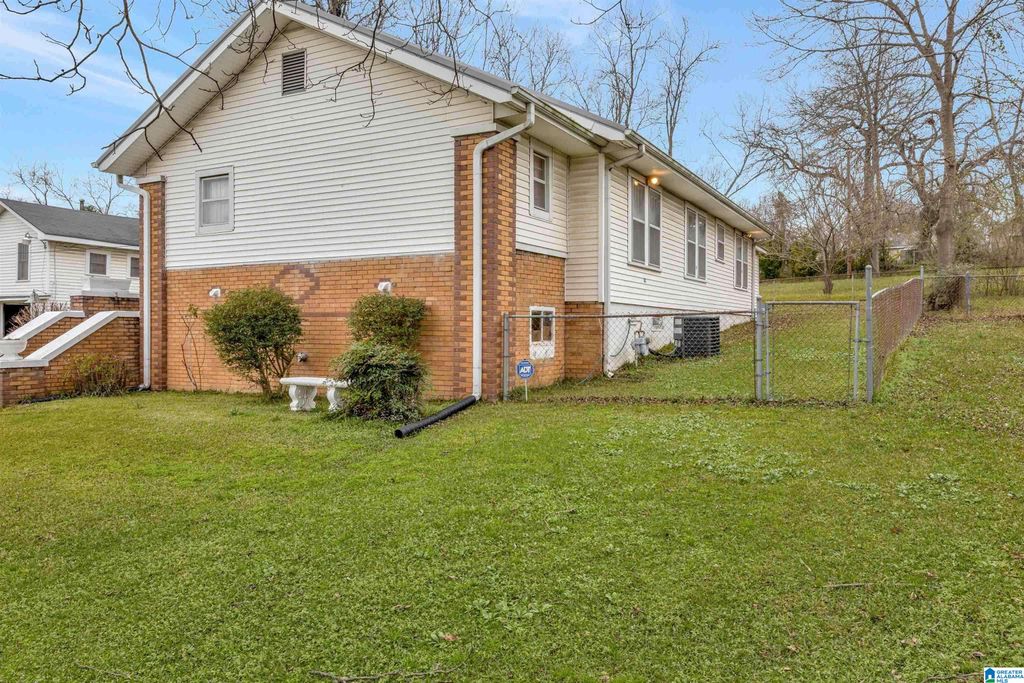 2046 EAST LAKE BOULEVARD, Tarrant, AL 35217