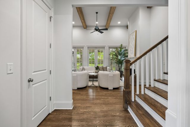 4040 Russellwood Dr, Nashville, TN 37204