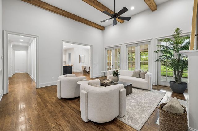 4040 Russellwood Dr, Nashville, TN 37204