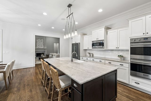 4040 Russellwood Dr, Nashville, TN 37204