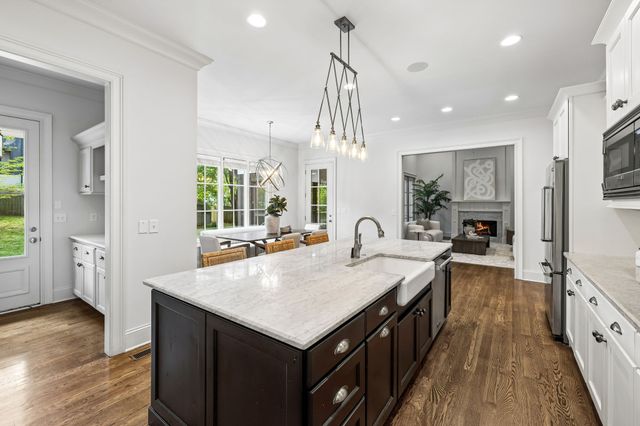 4040 Russellwood Dr, Nashville, TN 37204