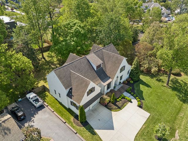 4040 Russellwood Dr, Nashville, TN 37204