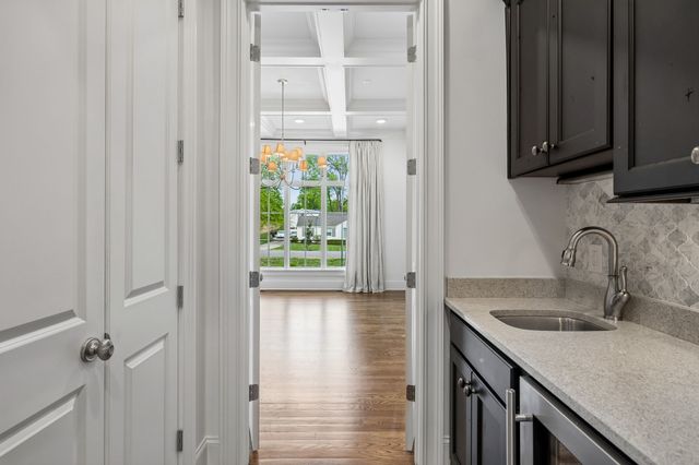 4040 Russellwood Dr, Nashville, TN 37204