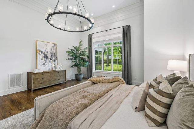 4040 Russellwood Dr, Nashville, TN 37204