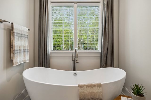 4040 Russellwood Dr, Nashville, TN 37204