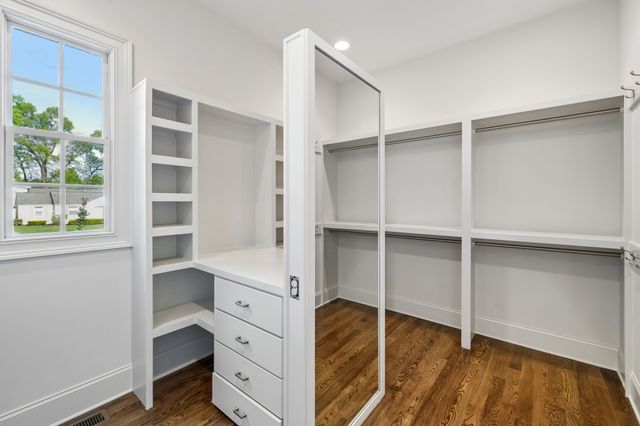 4040 Russellwood Dr, Nashville, TN 37204