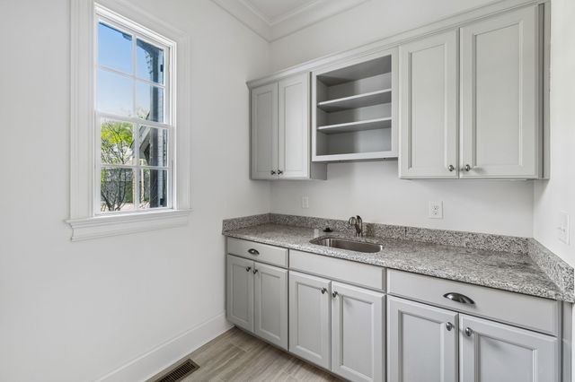 4040 Russellwood Dr, Nashville, TN 37204