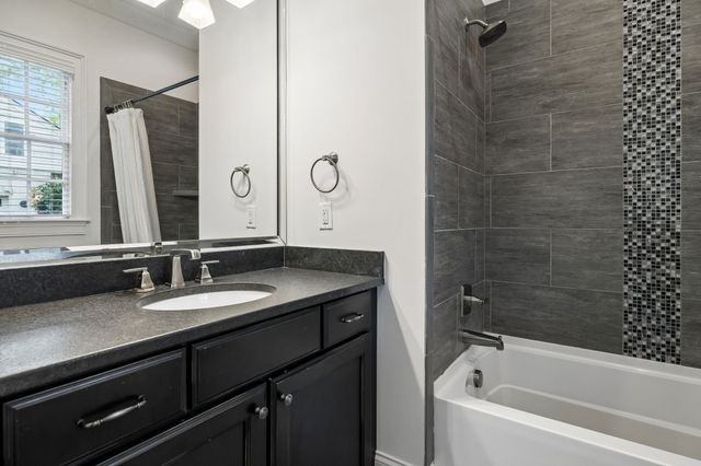 4040 Russellwood Dr, Nashville, TN 37204