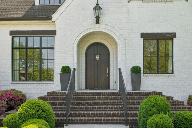 4040 Russellwood Dr, Nashville, TN 37204