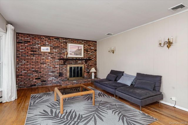 62 Aspen Lane, Stony Brook, NY 11790