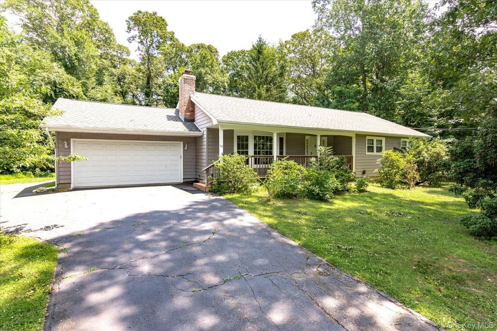 62 Aspen Lane, Stony Brook, NY 11790