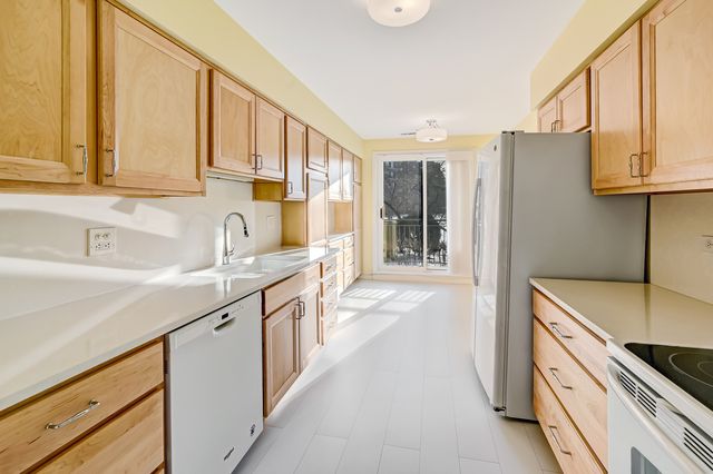 601 Lake Hinsdale Drive 112, Willowbrook, IL 60527