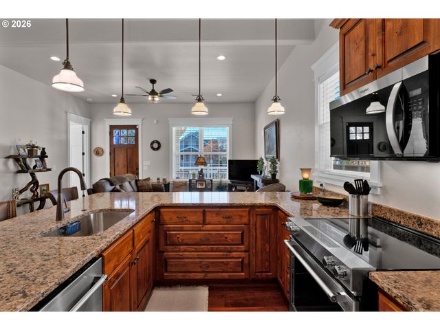 290 HARBOR St, Florence, OR 97439