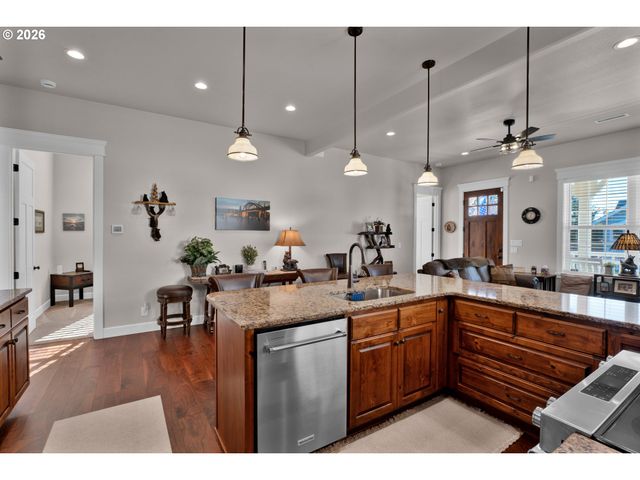 290 HARBOR St, Florence, OR 97439