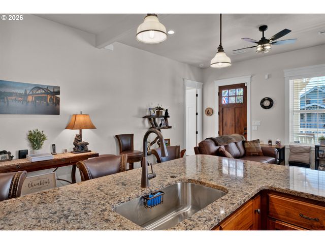 290 HARBOR St, Florence, OR 97439