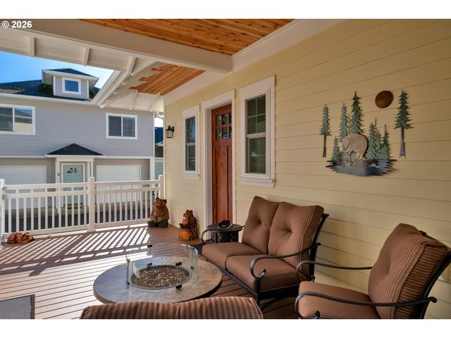 290 HARBOR St, Florence, OR 97439