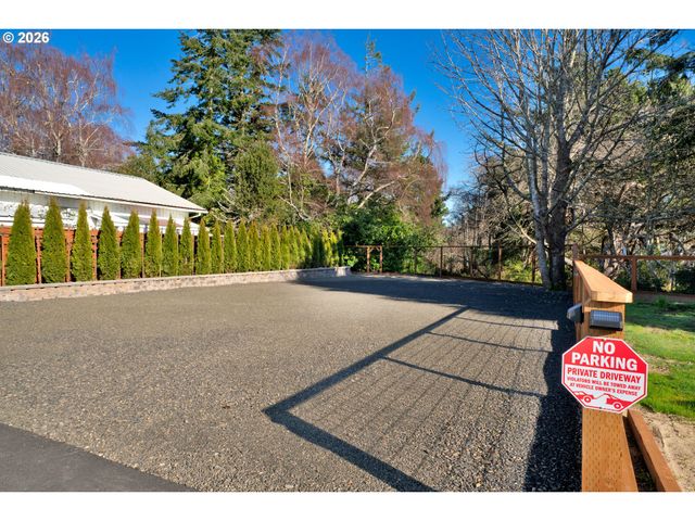 290 HARBOR St, Florence, OR 97439