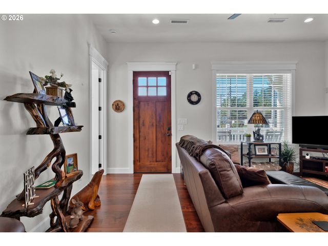 290 HARBOR St, Florence, OR 97439