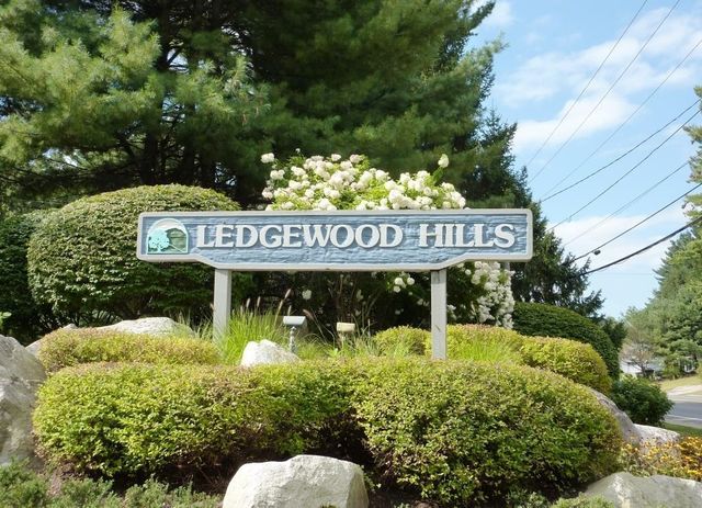 12 Ledgewood Hills Dr Apt 302, Nashua, NH 03062