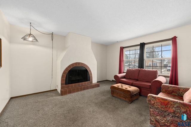 401 N Meyer Ln Lane, Sioux Falls, SD 57103