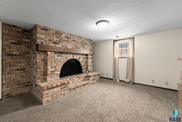 401 N Meyer Ln Lane, Sioux Falls, SD 57103