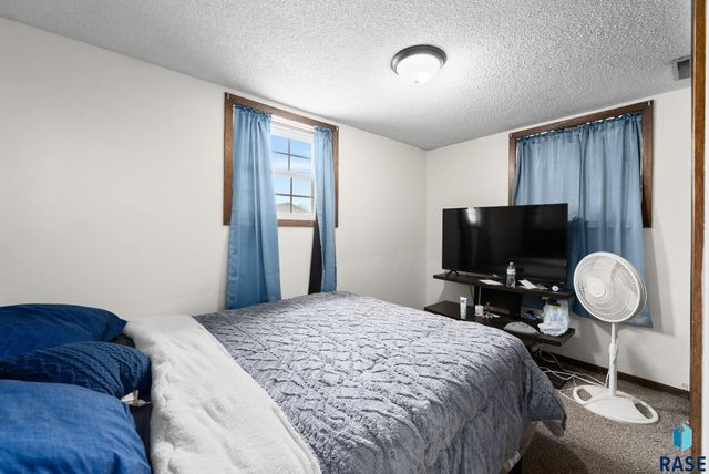 401 N Meyer Ln Lane, Sioux Falls, SD 57103