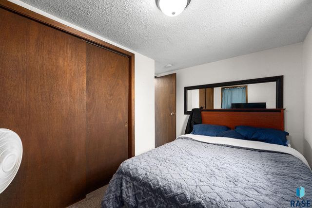 401 N Meyer Ln Lane, Sioux Falls, SD 57103