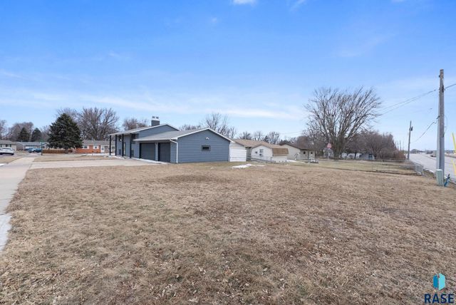401 N Meyer Ln Lane, Sioux Falls, SD 57103