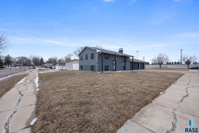 401 N Meyer Ln Lane, Sioux Falls, SD 57103