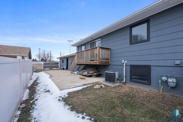 401 N Meyer Ln Lane, Sioux Falls, SD 57103