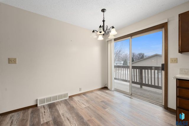 401 N Meyer Ln Lane, Sioux Falls, SD 57103