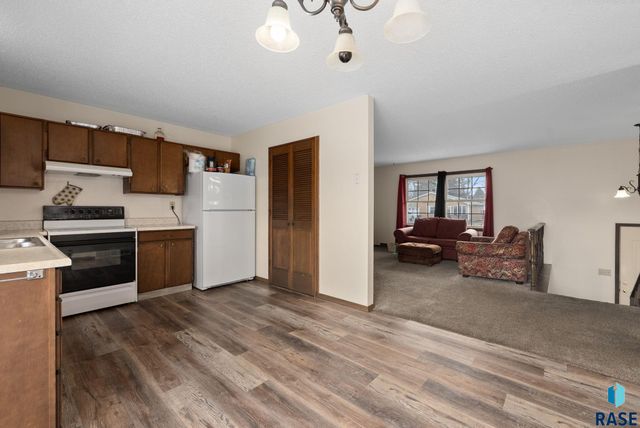 401 N Meyer Ln Lane, Sioux Falls, SD 57103