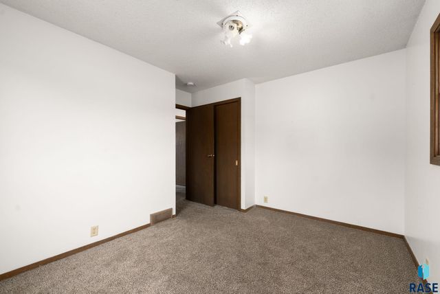 401 N Meyer Ln Lane, Sioux Falls, SD 57103