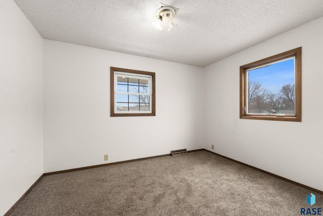 401 N Meyer Ln Lane, Sioux Falls, SD 57103