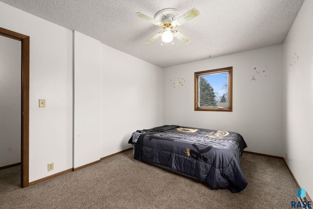 401 N Meyer Ln Lane, Sioux Falls, SD 57103