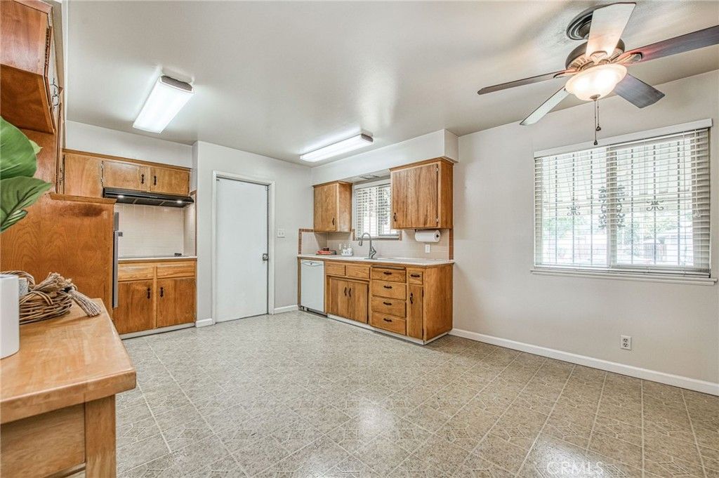 Image 12 of property listing at 638 W Sussex Way, Fresno, CA 93705