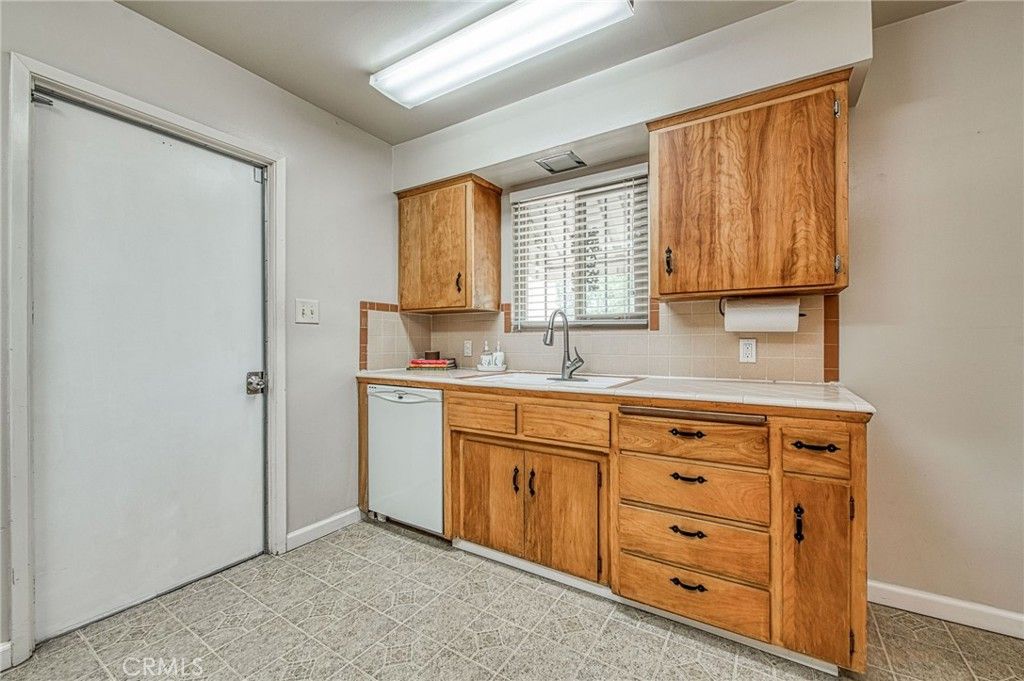Image 14 of property listing at 638 W Sussex Way, Fresno, CA 93705