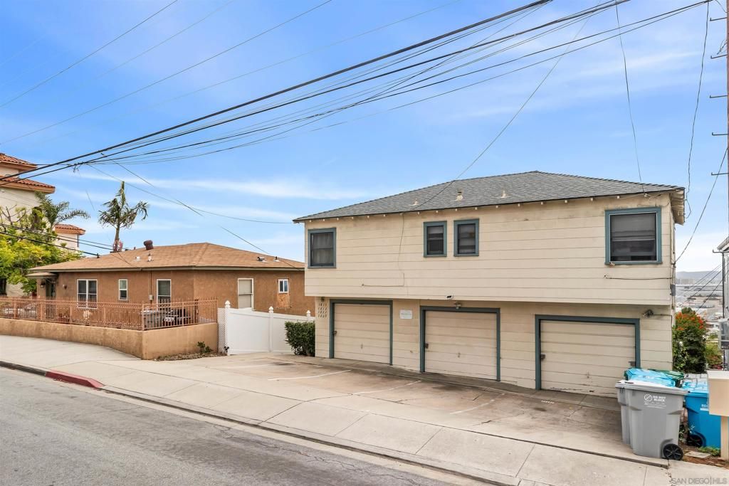 Image 3 of property listing at 15-1809 Linwood Street, San Diego, CA 92110