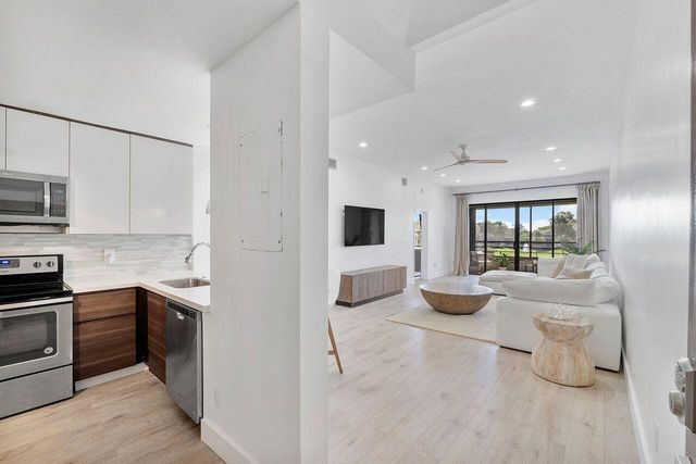 7508 La Paz Boulevard 304, Boca Raton, FL 33433