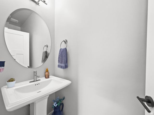 1379 E PETUNIA CT, Layton, UT 84040