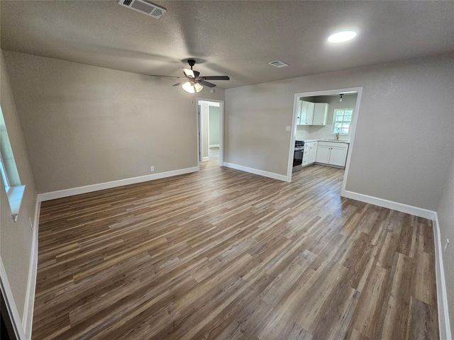 226 Laurel Street, Lake Jackson, TX 77566