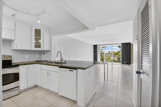 3581 S Ocean Boulevard 3c, South Palm Beach, FL 33480