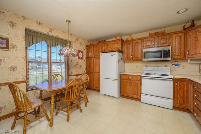 1358 S Azalea Boulevard, Barberton, OH 44203