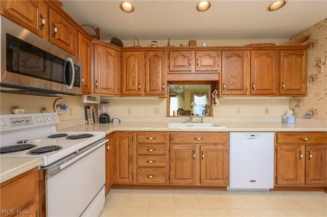 1358 S Azalea Boulevard, Barberton, OH 44203