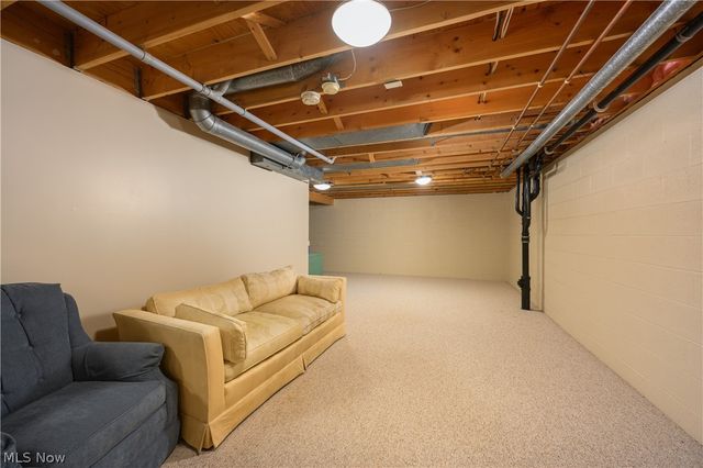 1358 S Azalea Boulevard, Barberton, OH 44203