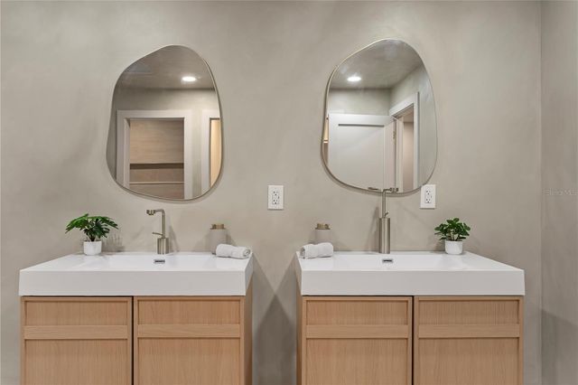 4504 W LAMB AVENUE, Tampa, FL 33629