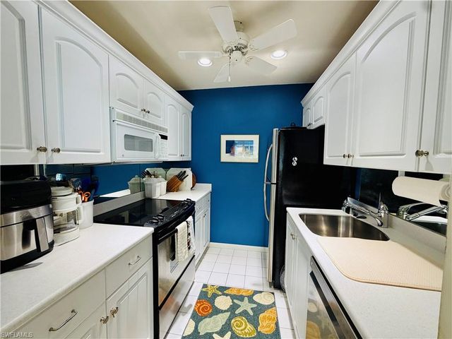 333 Harbour DR 212, Naples, FL 34103