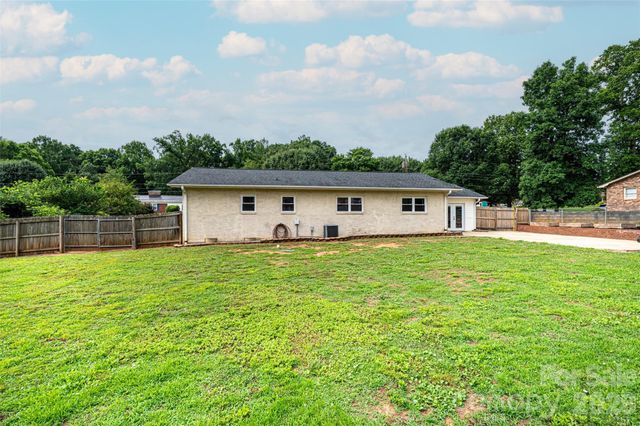 108 Merrywood Drive, Lenoir, NC 28645