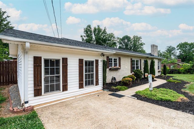 108 Merrywood Drive, Lenoir, NC 28645