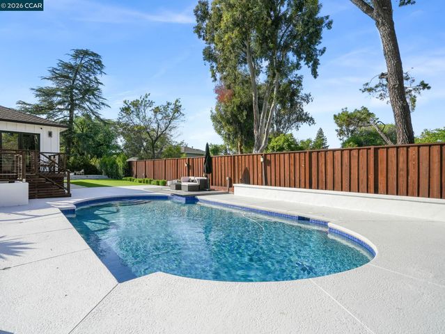 40 Mcguire Dr, Walnut Creek, CA 94596